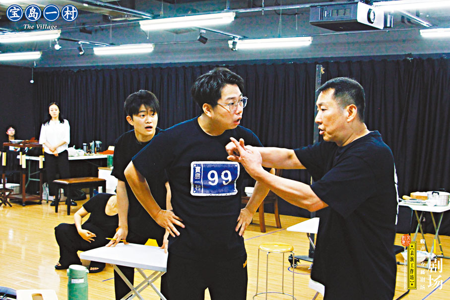 ◆台灣「老趙」屈中恆（右一）和大陸的年輕演員講戲。  