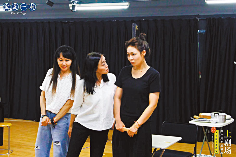 ◆台灣「朱嫂」范瑞君（右二）和大陸「趙嫂」司雯（右一）第一次的碰撞。 