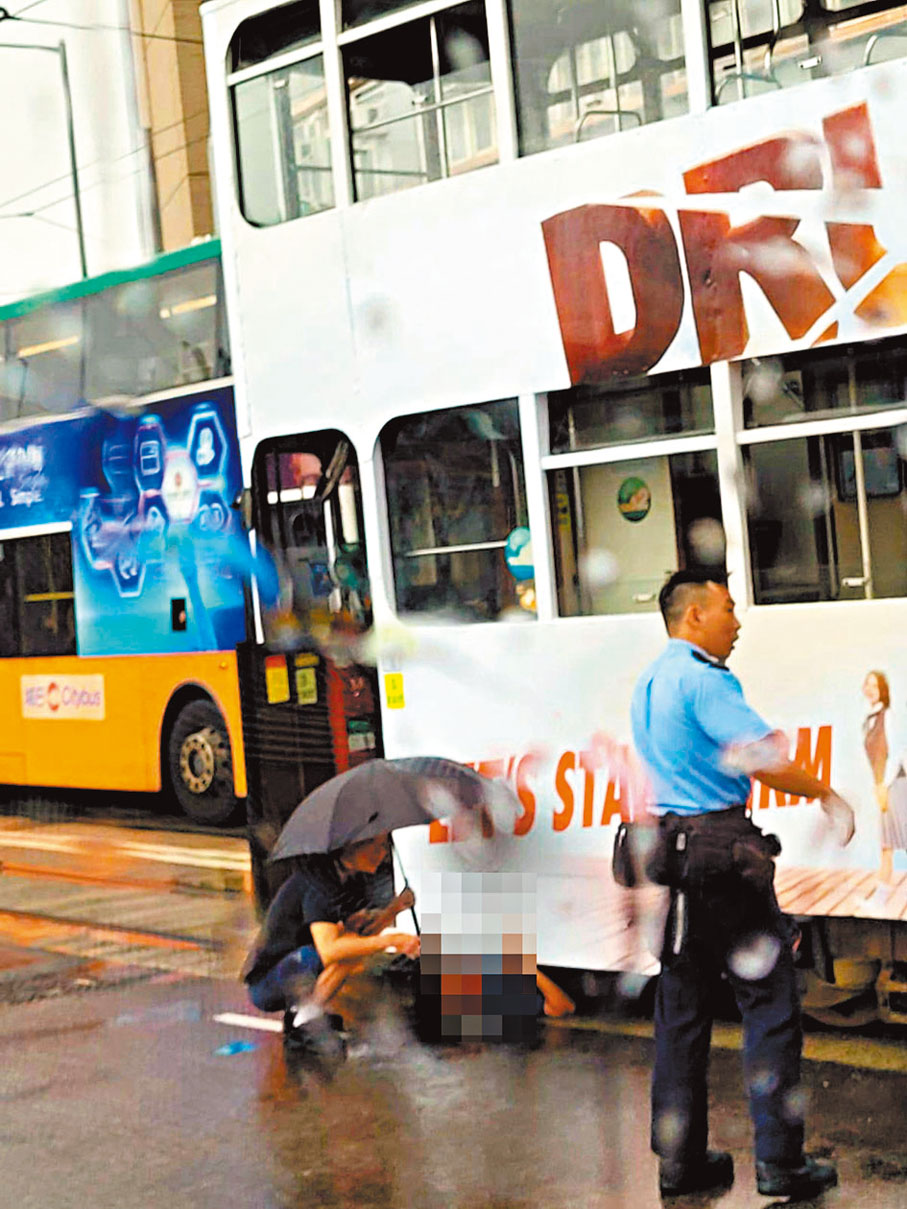 ◆熱心乘客一度打傘為男傷者擋雨。網上圖片