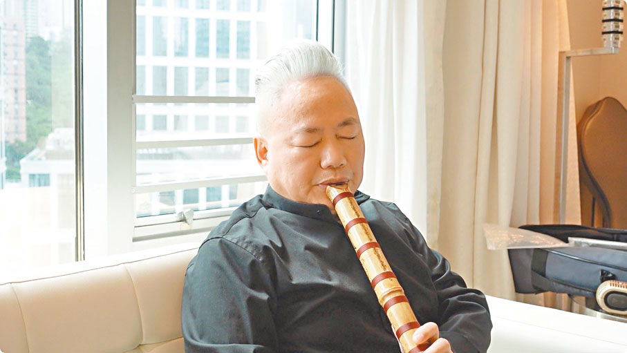 ◆方錦龍現場吹奏尺八。丁寧 攝