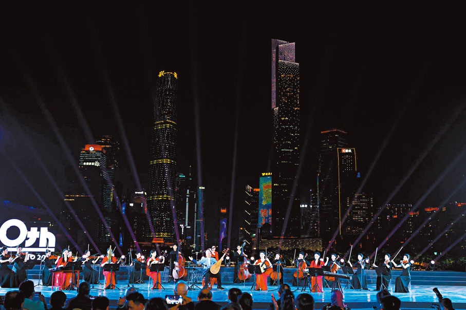 ◆方錦龍與廣東音樂曲藝團在廣州塔「讀懂中國」十周年文化展演中合奏《茉莉花》。