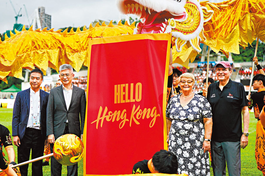 ◆文化體育及旅遊局副局長劉震(左二)等出席賽事開幕禮。