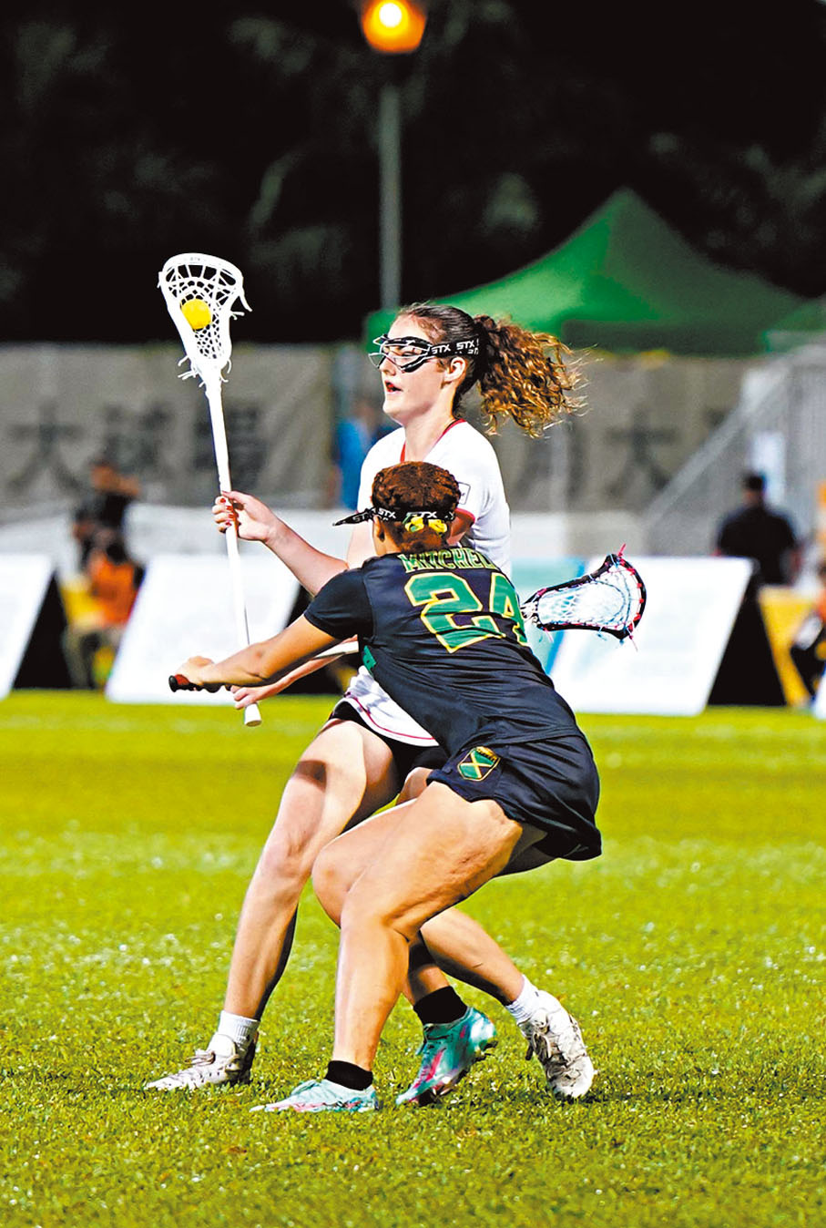 ◆港隊的白若伊(白衫)遭對手攔截。