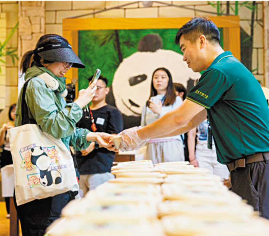 ◆7月8日，長隆野生動物世界請遊客吃廣東特色月子餐豬腳薑。網上圖片