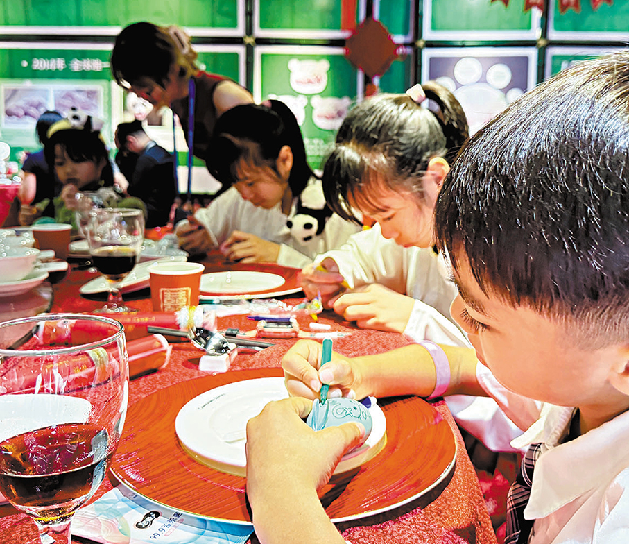 ◆廣州長隆「妹豬」滿月當天，園區特意舉辦滿月宴，讓遊客參與。資料圖片