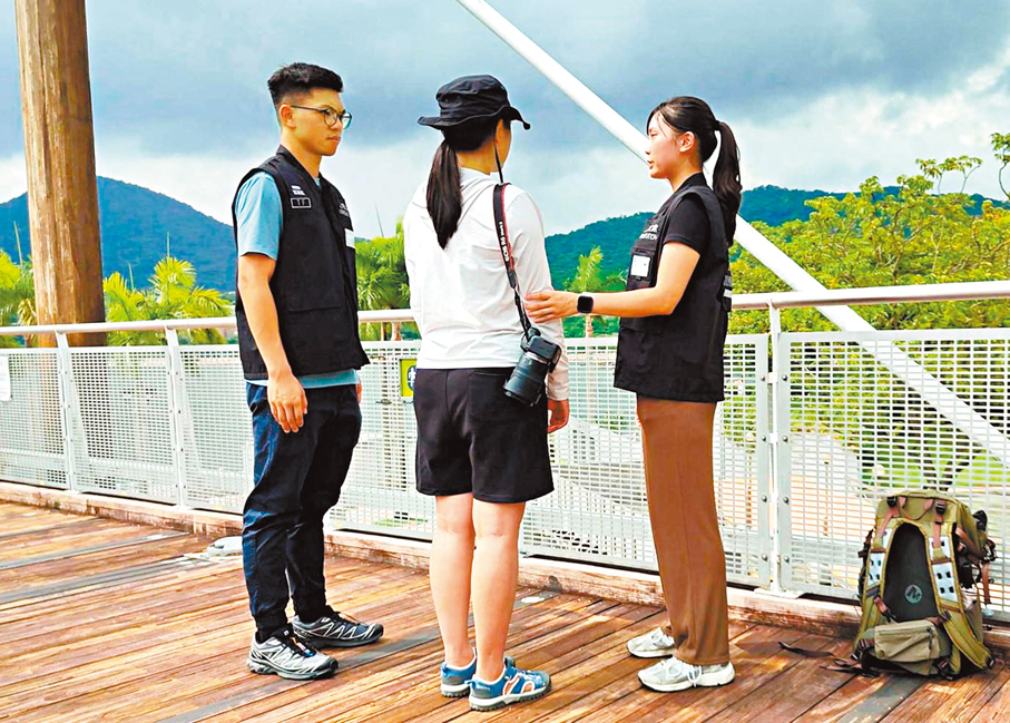 ◆入境處拘捕其中一名在港提供服務的內地攝影師。入境處圖片