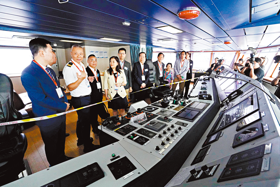 ◆船員在駕駛艙控制台前向參觀者講解船上的動力系統。
