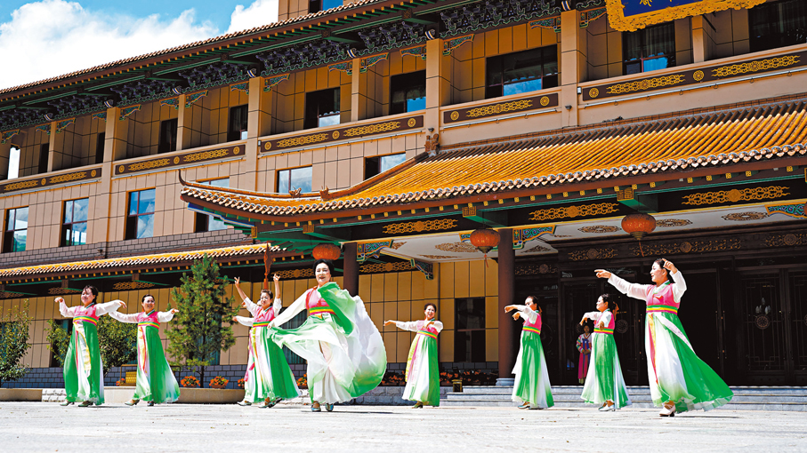 ◆臨江市當地景區正用特色的朝鮮族舞蹈歡迎外地遊客。香港文匯報記者盧冶  攝