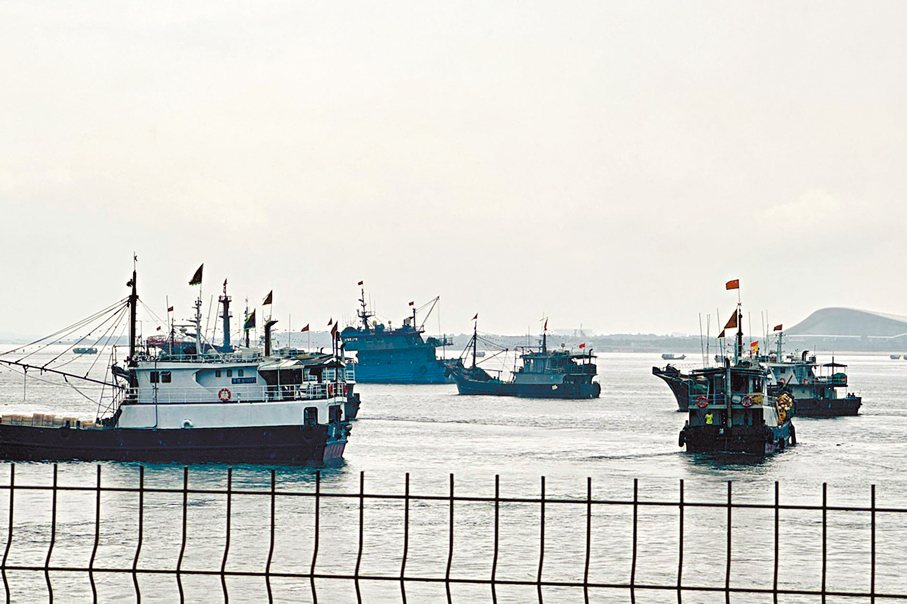 ◆隨着汽笛聲的響起，漁船紛紛往更深遠豐饒的海域駛去。 香港文匯報記者李紫妍  攝