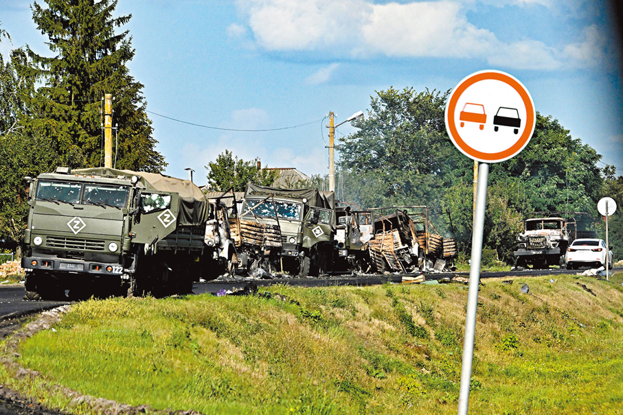 ◆烏宣布佔領俄庫爾斯克州城鎮蘇賈，圖為當地俄報廢軍車。 美聯社