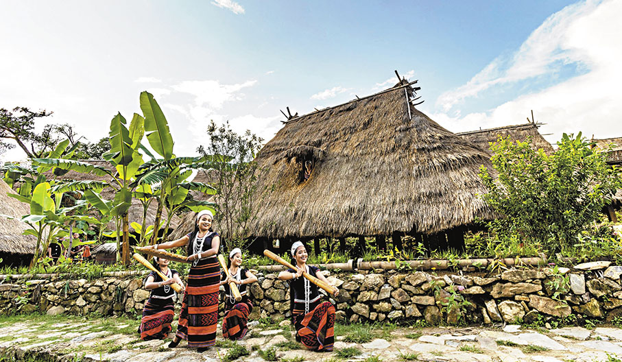 ◆佤族姑娘在翁丁古寨載歌載舞。