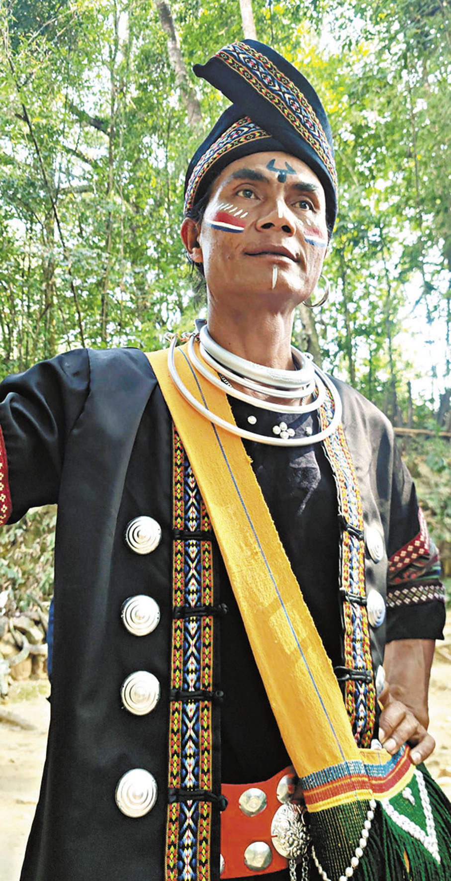 ◆佤族服飾以黑色和紅色為主色調。