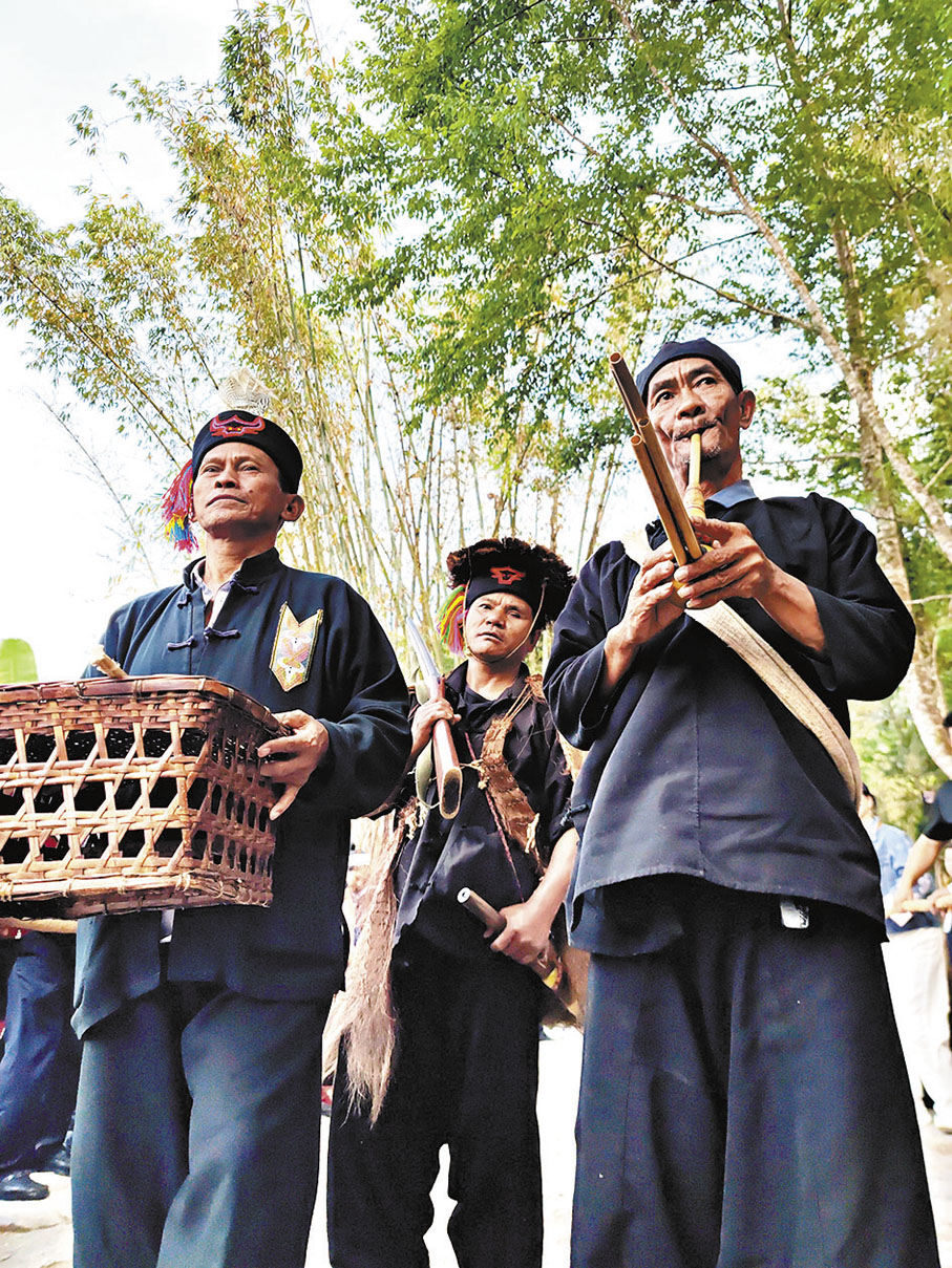 ◆翁丁老人以樂器為拉木鼓儀式添歡快氛圍。