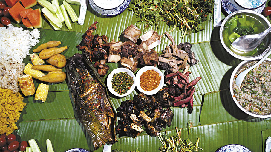 ◆用芭蕉葉當碗、手當筷的佤王宴。