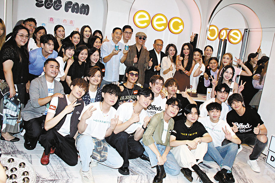 ◆英皇娛樂期間限定概念店昨日開幕，場面熱鬧。