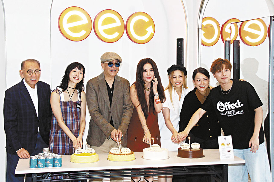 ◆一眾七八月生日的藝人一齊切蛋糕慶祝。