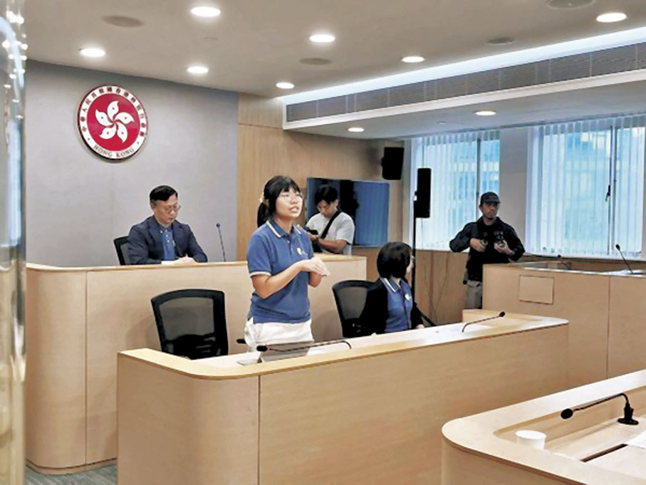 ◆張國鈞在模擬法庭扮演法官審案，向小朋友解釋刑事案件的審訊程序等。 張國鈞Fb圖片