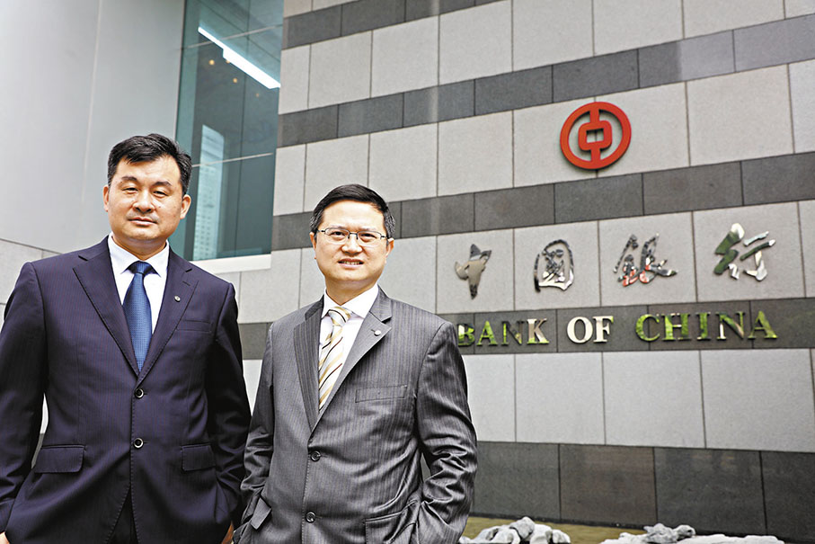 ◆楊杰文(右)提出三大建議，以加快推進人民幣國際化進程。左為崔華剛。