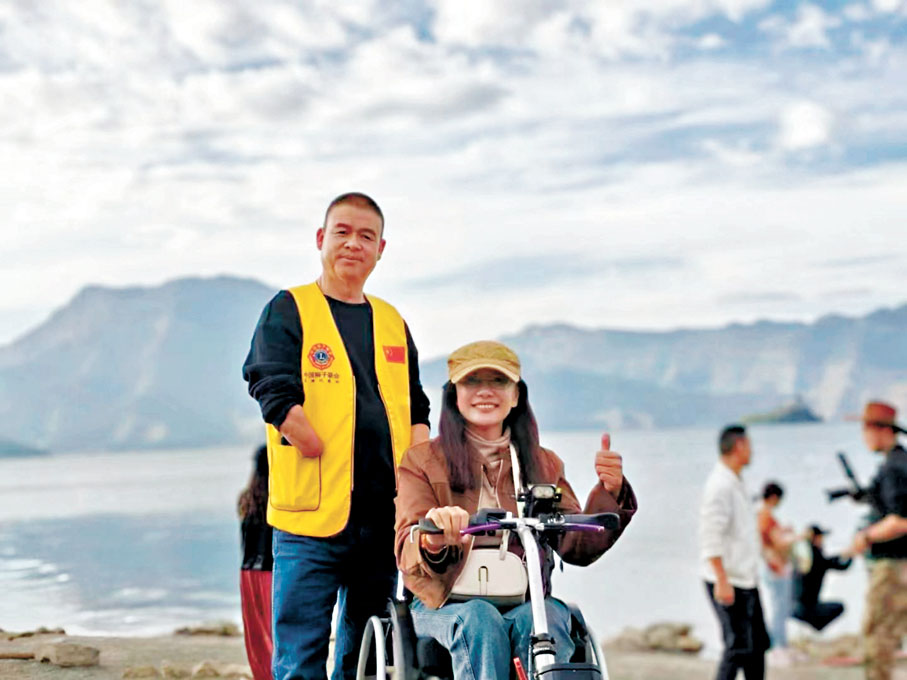 ◆何躍林（左）和團友合影，他希望能有更多的殘疾人朋友走出家門去看世界。