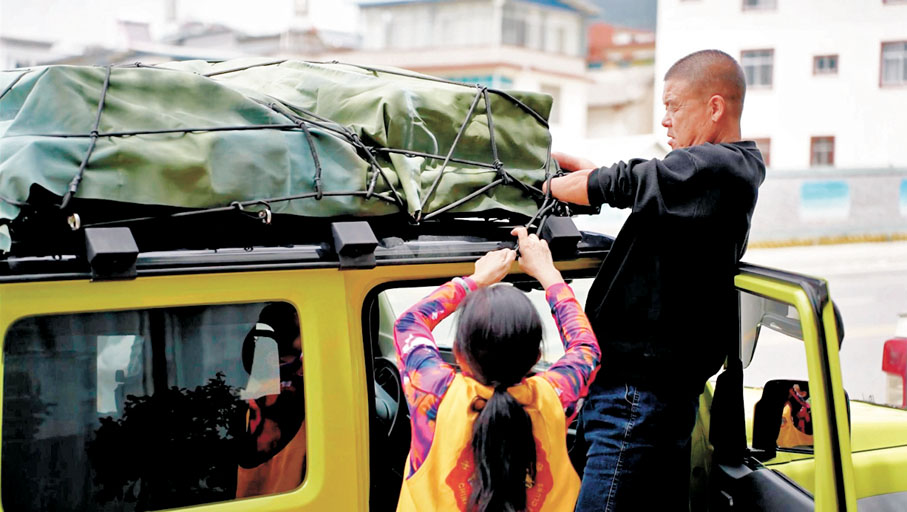 ◆出行前的準備，何躍林也是親力親為。