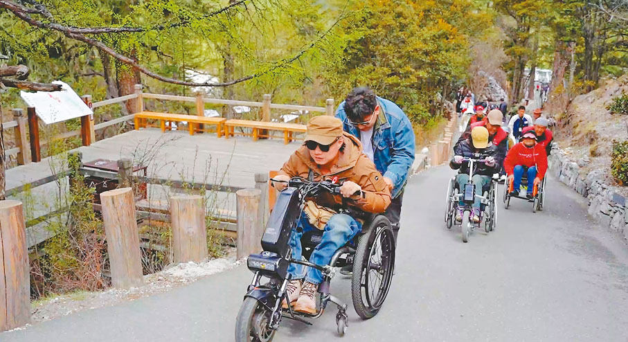 ◆外出的行程中，志願者一路提供幫助。