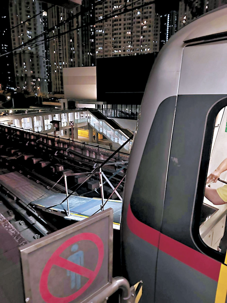 ◆有少年昨日凌晨在港鐵九龍灣站擅自打開列車緊急逃生門令服務受阻。