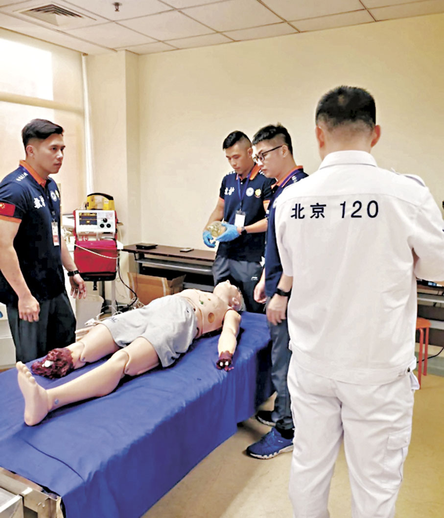 ◆交流團團員參觀北京急救中心內設施和急救示範。 受訪者供圖