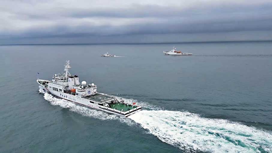 ◆2024年台灣海峽海上巡航執法行動是由「海巡06」「海巡0802」「東海救115」三艘公務船艇組成的巡航編隊共同執行，歷時30.5小時，巡航總里程413海里。 中新社