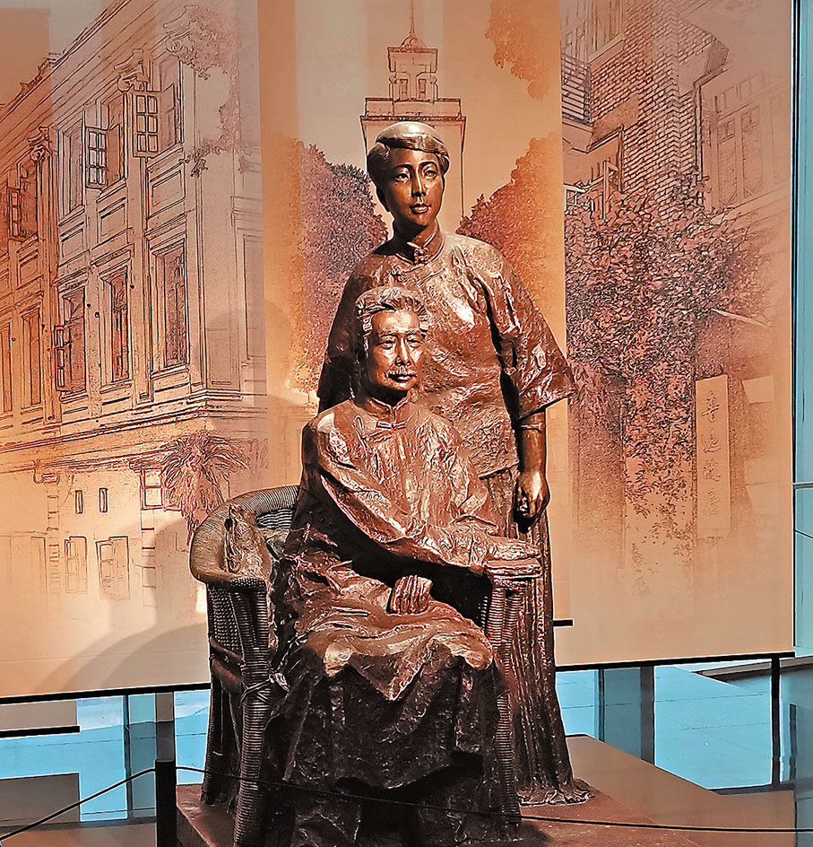 ◆廣東文學館「魯迅家」展廳裏魯迅與許廣平雕塑。   黃維樑  攝