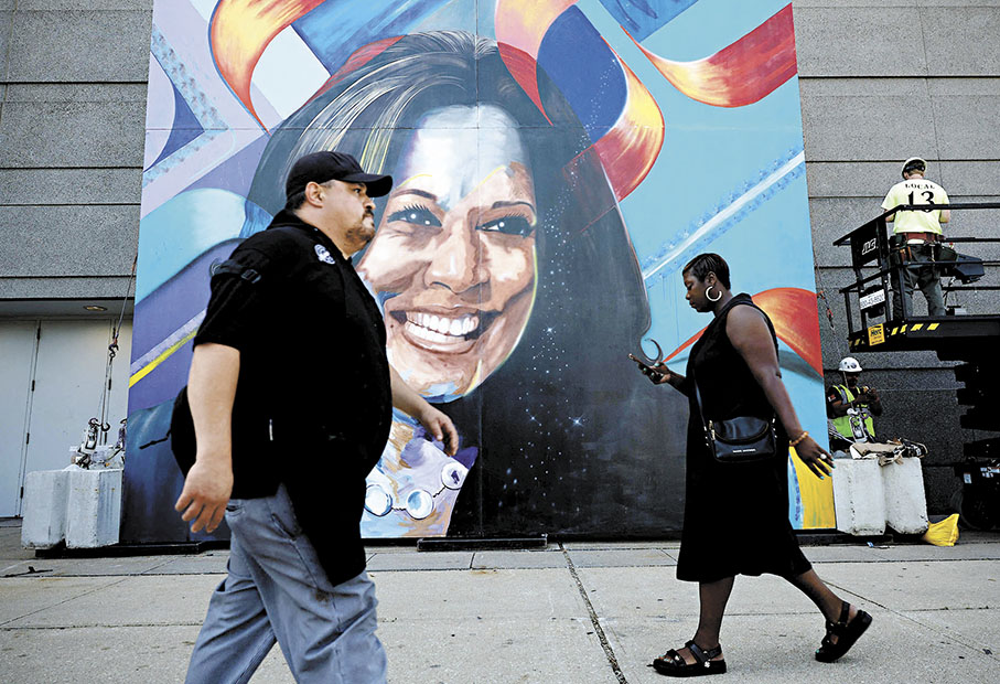 ◆芝加哥聯合中心外掛起哈里斯壁畫。 法新社