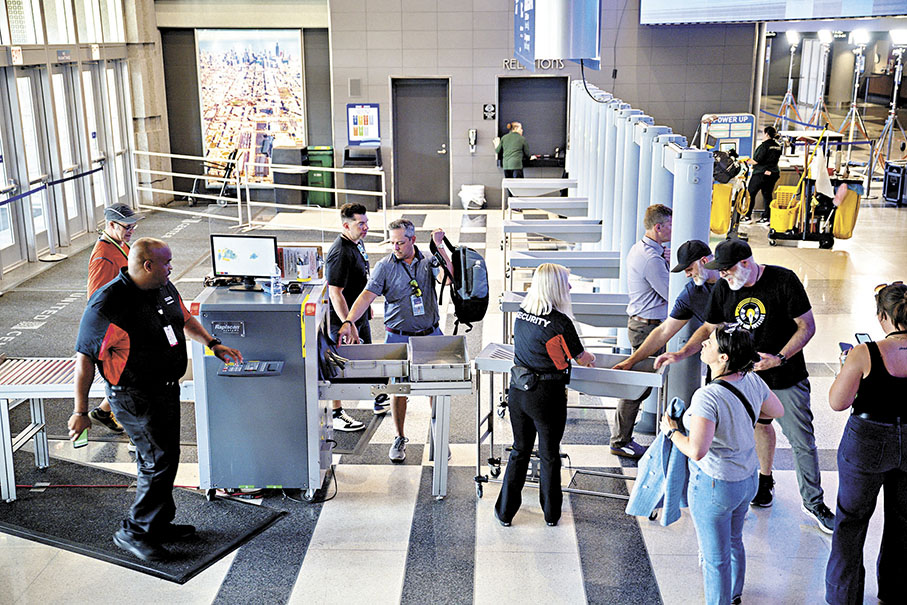 ◆人們在民主黨全國代表大會會場入口進行安檢。 路透社