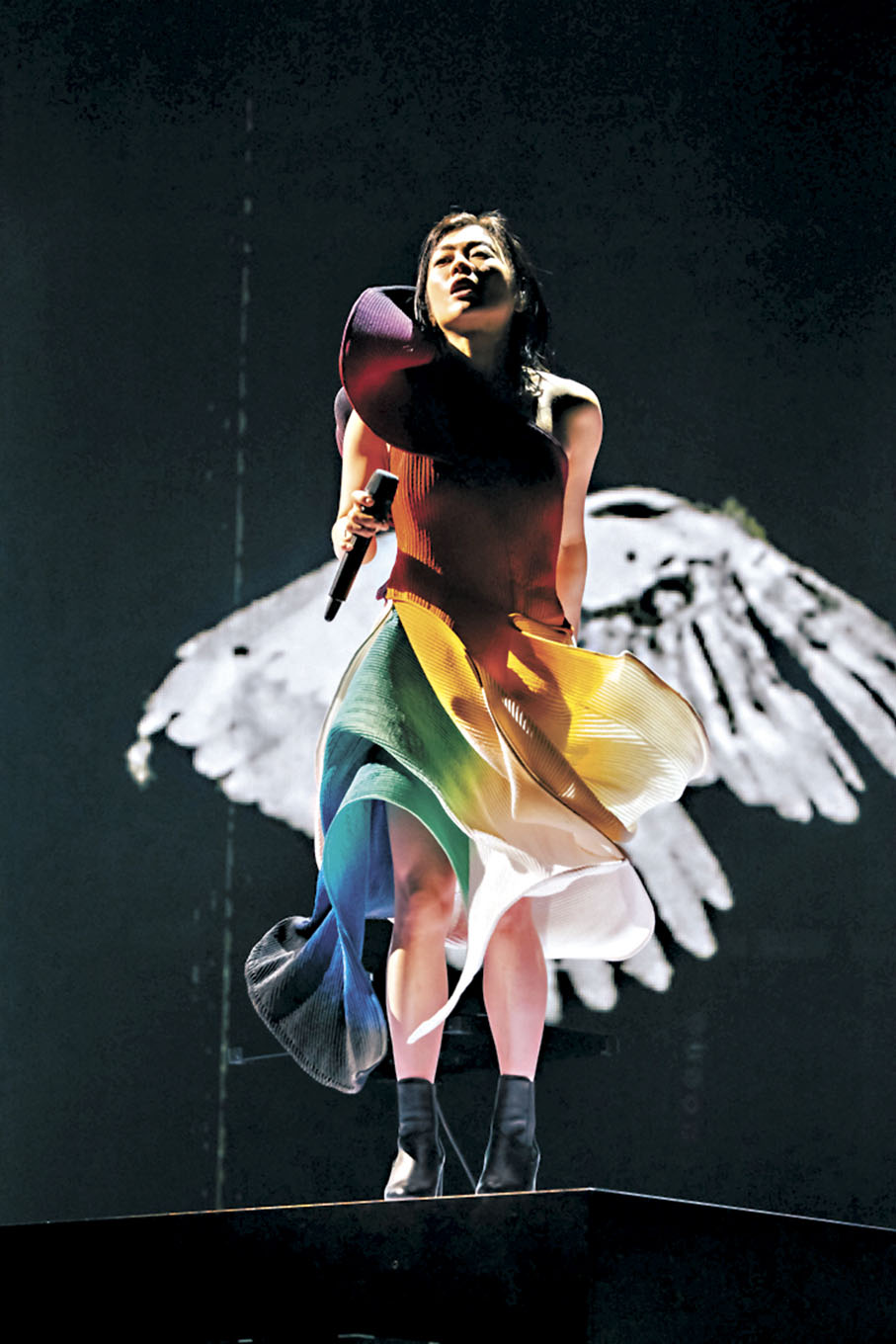 ◆宇多田光的「彩虹皺褶洋裝」造型吸睛。Masato Yokoyama 攝