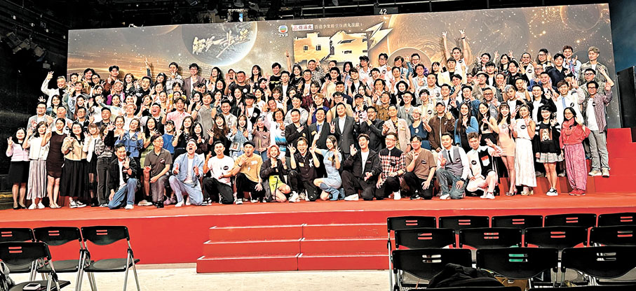 ◆《中年好聲音3》百多位入圍參賽者一起登場，聲勢浩大。