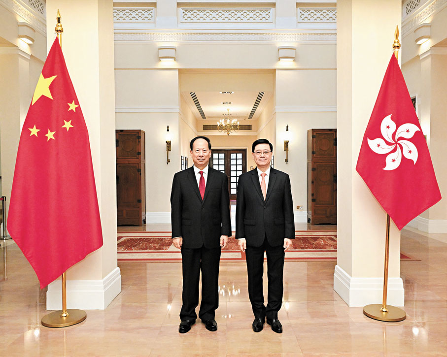 ◆香港特區行政長官李家超（右）昨日在禮賓府與中共中央政治局委員、全國政協副主席、中央統戰部部長石泰峰（左）會面。