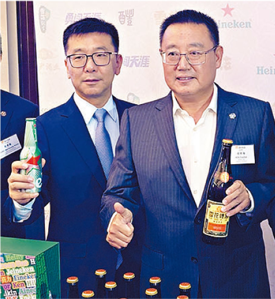 ◆華潤啤酒侯孝海(右)及趙春武。香港文匯報記者岑健樂  攝