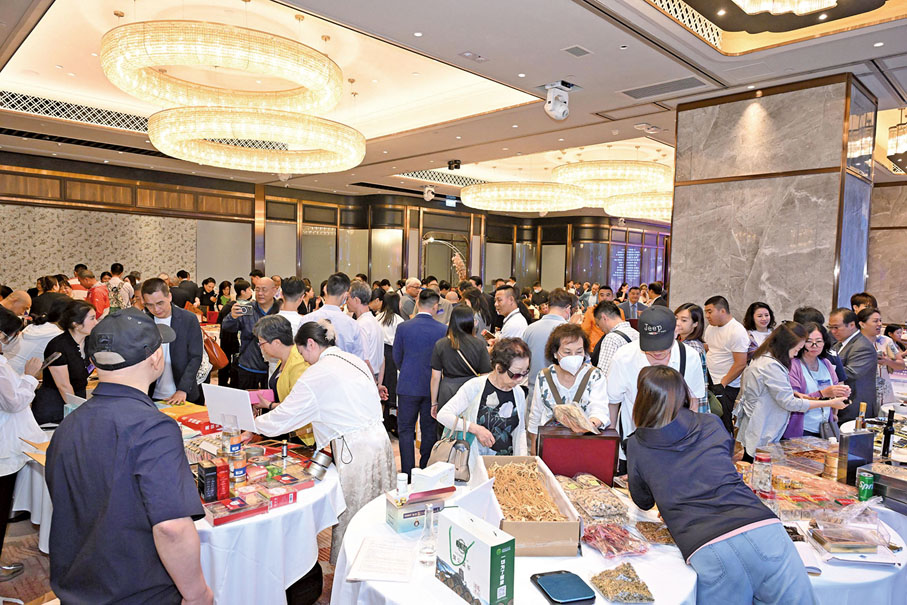 ◆現場設有吉林名優產品推介，場面熱鬧。