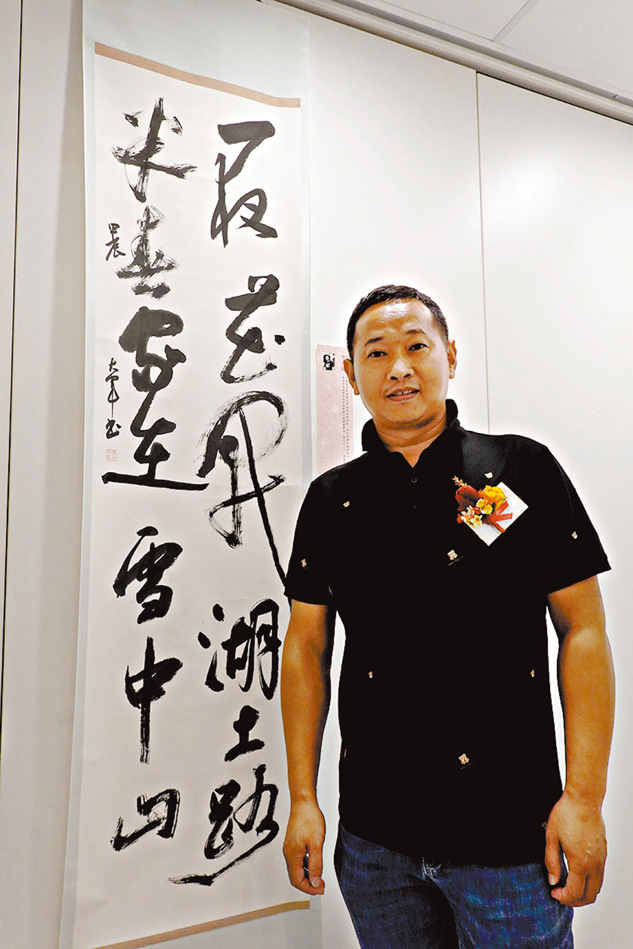 ◆李大軍及其草書對聯作品。 黃依江  攝