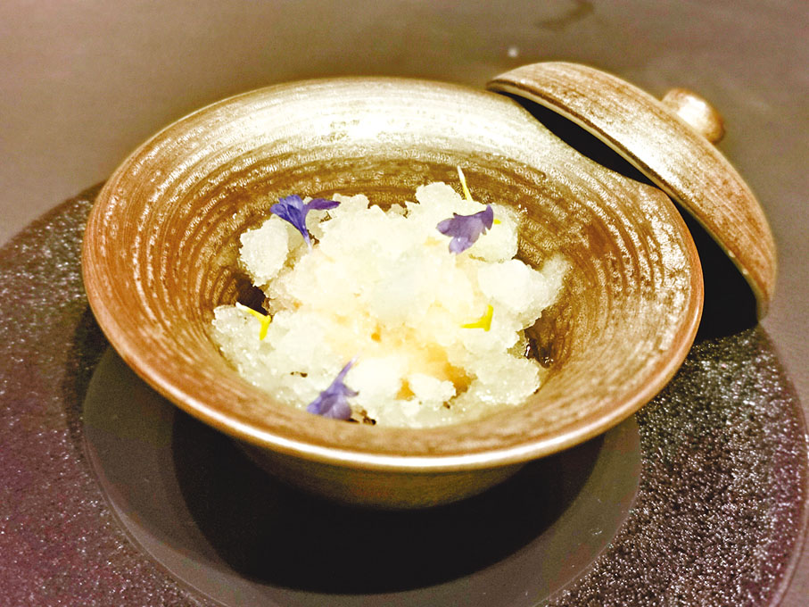 山竹、桂花蜜、青檸啫喱、野米脆片 飯後甜品,紫羅蘭與熱帶青檸的交織,冰涼入心的口感,給口腔帶來清新的感覺。