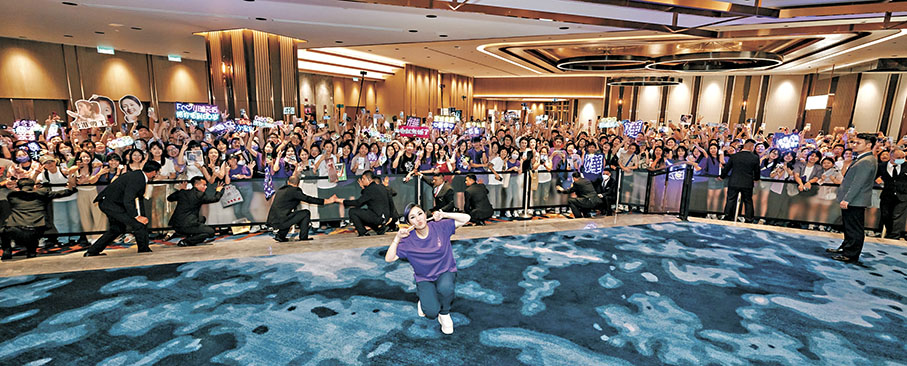 ◆完場後楊千嬅與歌迷合影留念。