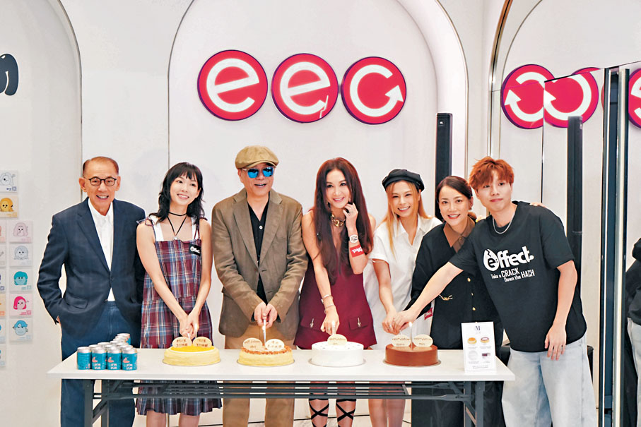 ◆眾人齊為七八月壽星歐陽震華、溫碧霞等慶生。