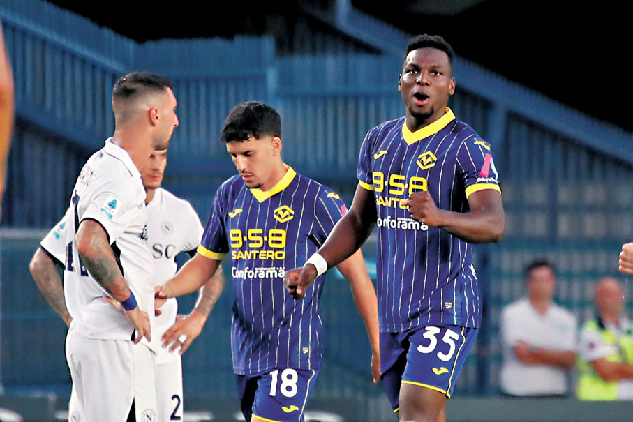 ◆維羅納的莫斯基拉(右)兩破拿玻里大門。美聯社