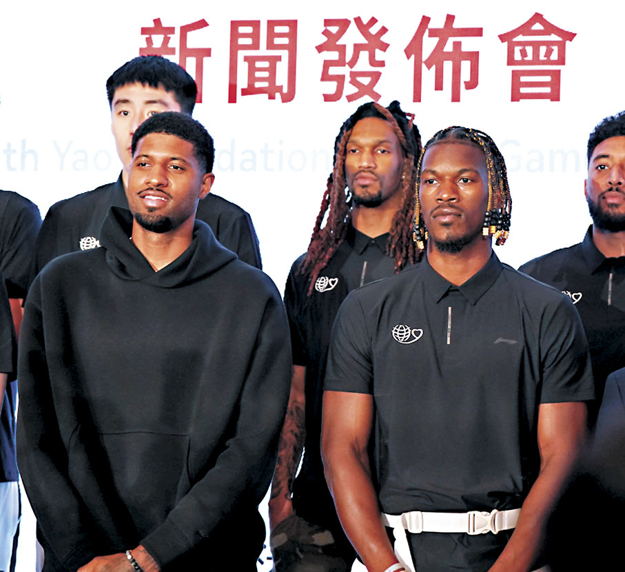 ◆保羅佐治（前排左）與占美畢拿（前排右）同樣對訪港感到高興。  香港文匯報實習記者黃銘樂 攝