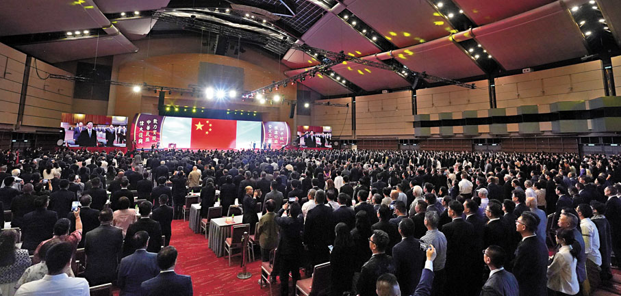 ◆全體合唱國歌。   香港文匯報記者曾興偉  攝