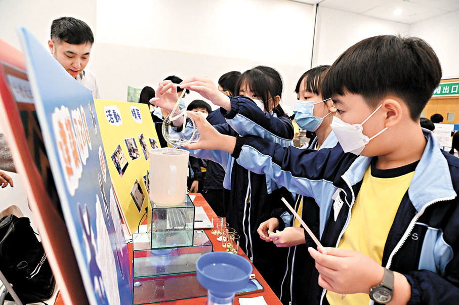 ◆教育界指，長遠滿足本港STEM專科教師需求，提升學生學習成效。圖為小學生設計的濾水器。 資料圖片