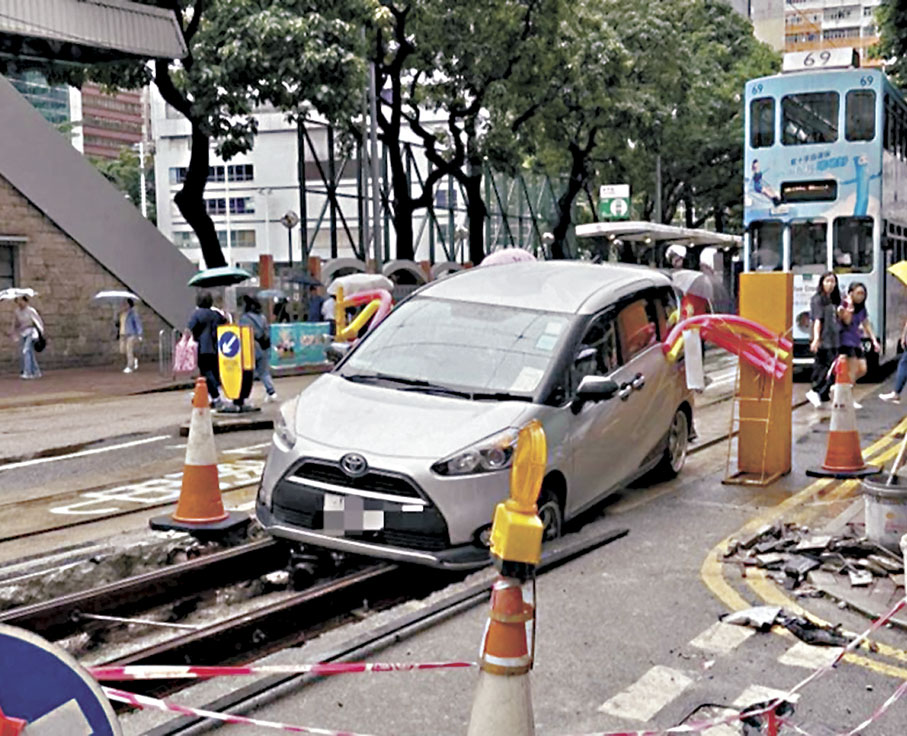 ◆昨日5小時內先後有一輛的士及一輛七人車在灣仔誤闖電車路軌維修工地被困。 網上圖片