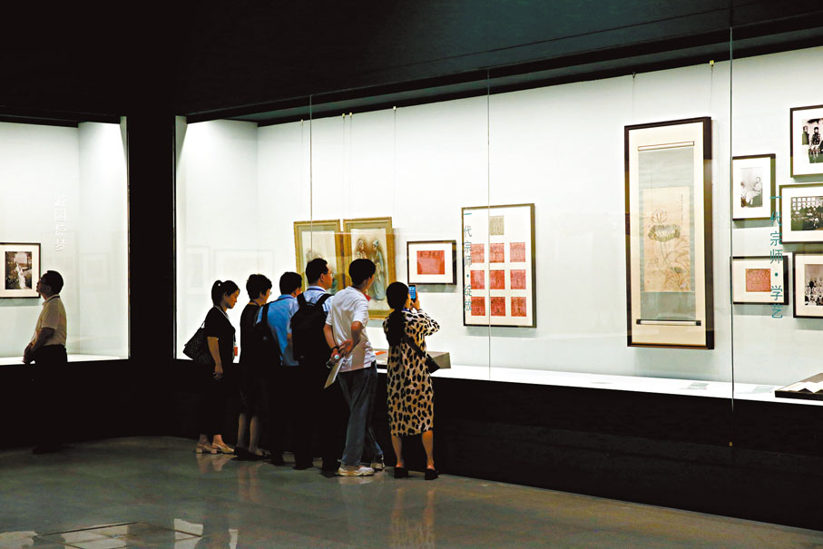◆「紀念梅蘭芳誕辰130周年展」吸引眾多觀眾入場參觀。 主辦方供圖