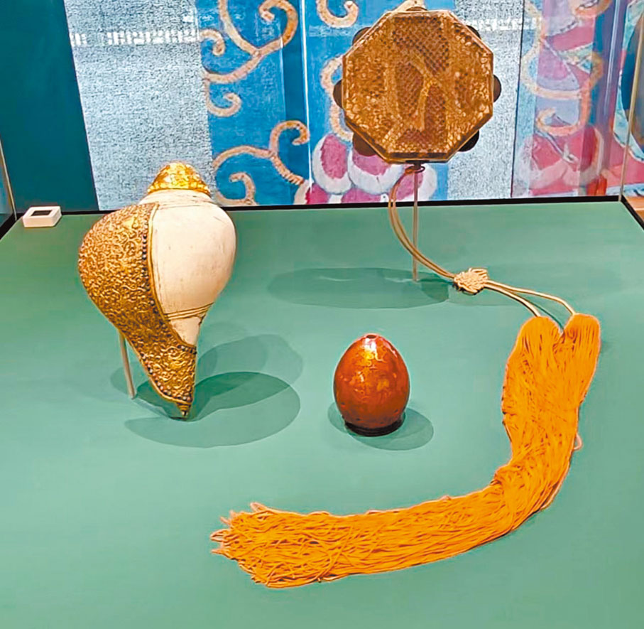 ◆梅蘭芳捐贈的朱漆描金雲龍紋塤（中）、八角鼓（上）和藏傳佛教法螺。