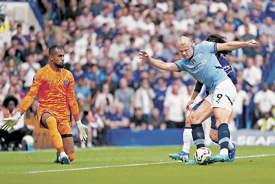 ◆艾寧夏蘭特（右）射破車路士門將羅拔山齊士十指關，這入球盡顯頂尖射手級數。  美聯社