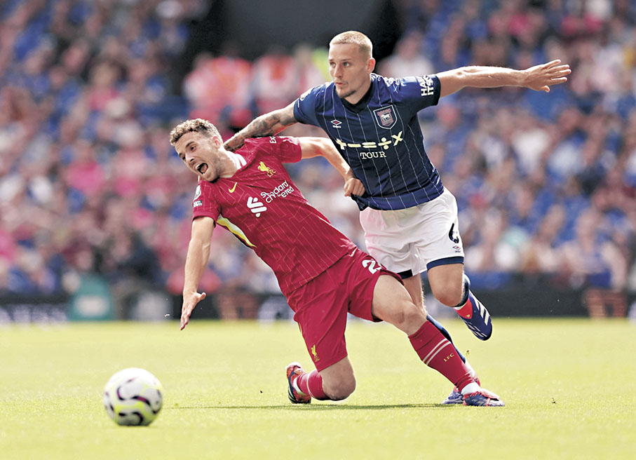 ◆利物浦上半場沒有一腳射中龍門。圖為前鋒迪亞高祖達(左)在葉士域治的禾費頓防守下跌倒。  路透社