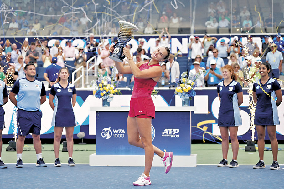 ◆莎芭蘭卡捧起獎盃。  路透社